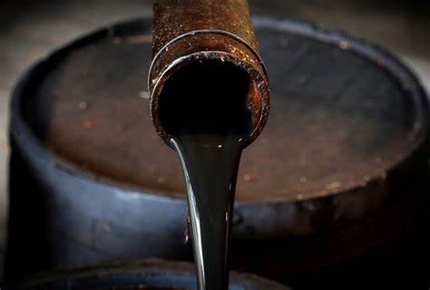 Petróleo fecha em queda de cerca de 2% e tem perda semanal, com incerteza sobre alívio em juros