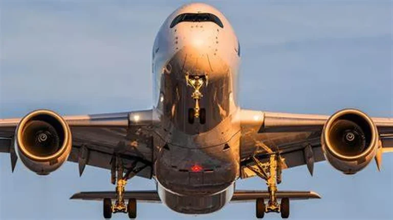 Combustível limpo para avião atrai gigantes do mercado enquanto produção patina
