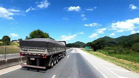 Caminhoneiro que roda pelo litoral paga diesel mais caro
