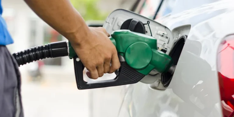 Gasolina e diesel estão 2% e 9% mais baratos nas refinarias brasileiras, diz Abicom