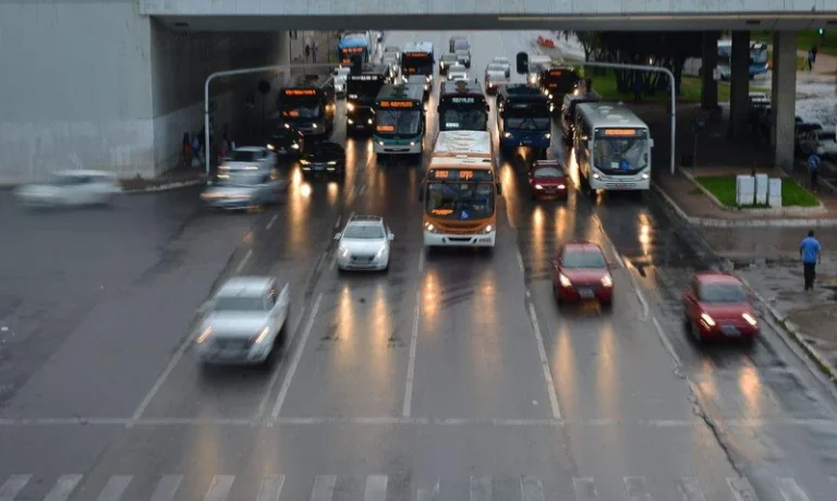 Adiada votação do projeto que proíbe veículos novos a gasolina a partir de 2030