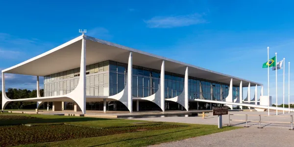 Duelo entre híbridos e elétricos invade Planalto em lançamento de regras para o setor automotivo