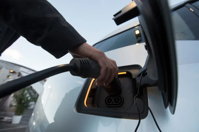 ‘Não adianta carro elétrico se não há como comprá-lo’