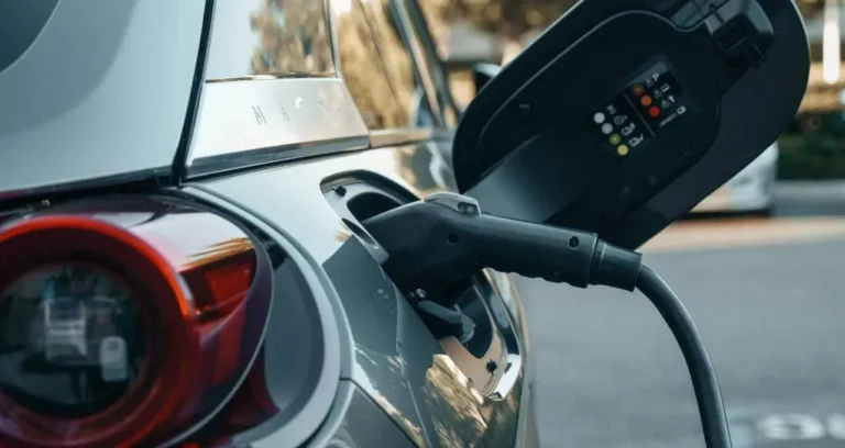 Indústria brasileira de carros elétricos, híbridos e movidos a etanol esbarra em falta de recursos