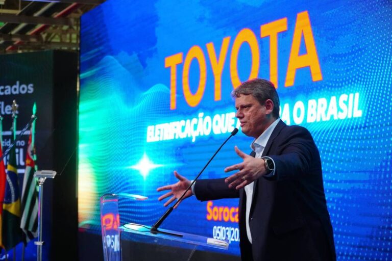 Tarcísio tenta aprovar isenção de IPVA para carro híbrido após vetar elétrico