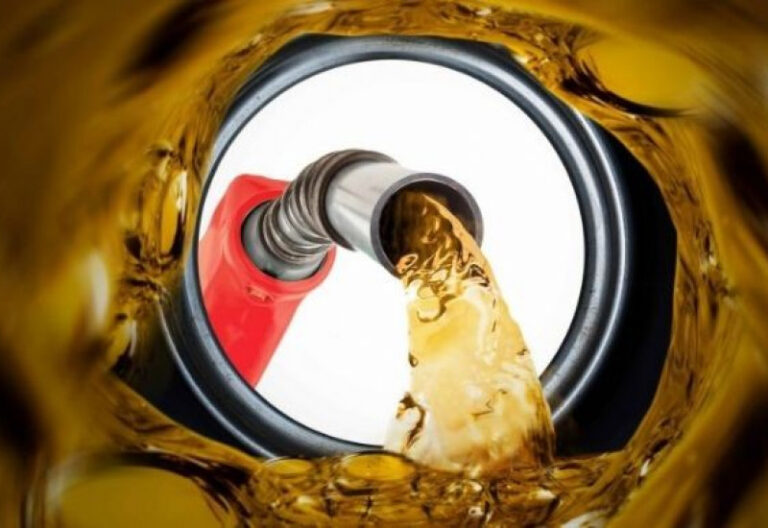 Gasolina passa de R$ 6 por litro pela primeira vez em dez meses