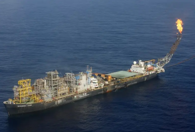 Petróleo sobe com perspectiva de impactos na oferta por guerra no Oriente Médio