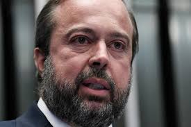 Energia está perto de colapso tarifário e novo modelo deve ser proposto até setembro, diz Silveira