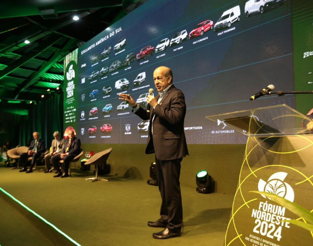 Stellantis defende combinação de etanol e eletrificação para descarbonizar frota