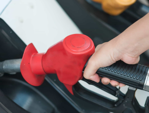 Gasolina sobe 6,9% em 12 meses e compromete 6,3% da renda familiar, diz pesquisa