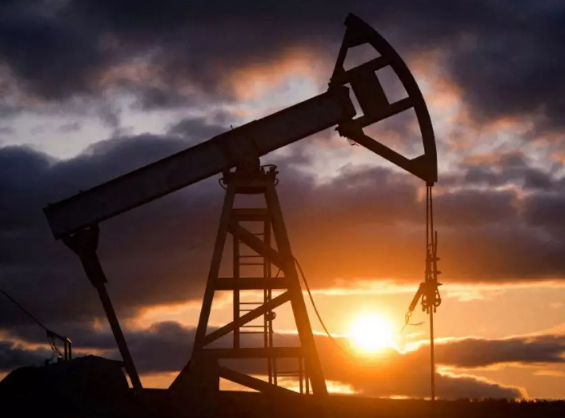 Petróleo cai 1% com grande aumento nos estoques de petróleo dos EUA