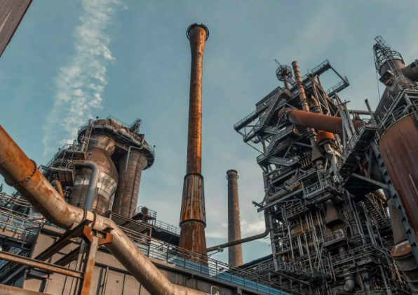 Petróleo fecha em queda com investidores analisando dados dos EUA e Oriente Médio