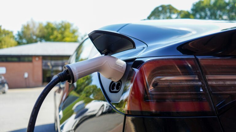 Recarga gratuita: proprietários de carros elétricos podem testar novo modelo de recarga rápida