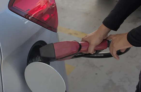 Gasolina fica mais cara na Bahia após Acelen anunciar reajuste para distribuidoras