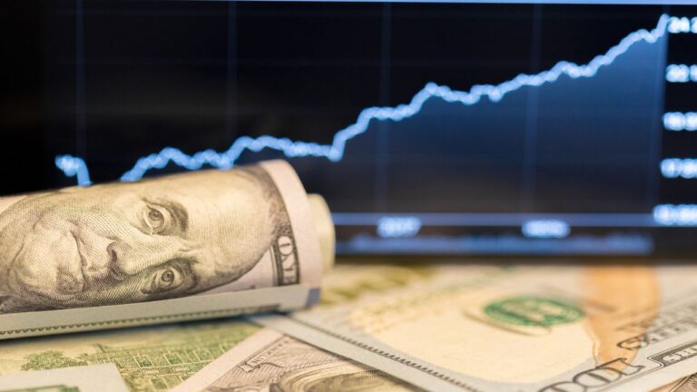 Alta do dólar coloca pressão sobre preços de combustíveis no Brasil