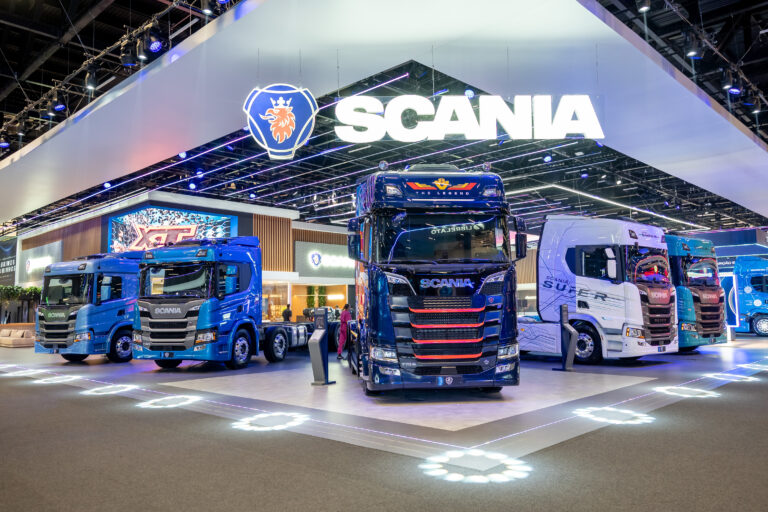 Scania consolida sucesso na Fenatran 2024 com a venda do primeiro caminhão elétrico