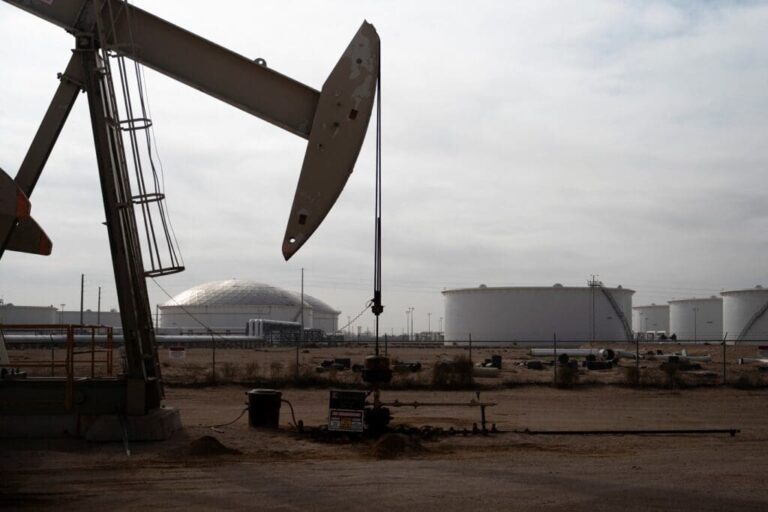 Petróleo fecha perto de máxima em sete semanas