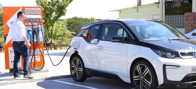 Venda de veículos elétricos cresce 22,3% em um ano, aponta ABVE