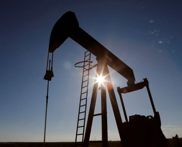 Petróleo sobe mais de 4% com novos ataques e temor de escalada entre Israel e Irã