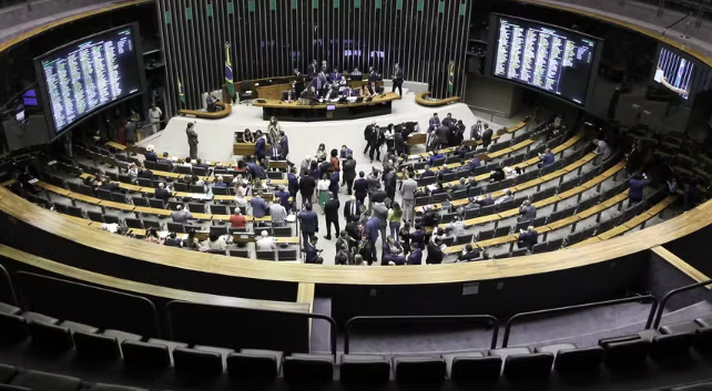 Câmara aprova projeto que muda trechos da CLT e facilita cancelamento de contribuição sindical