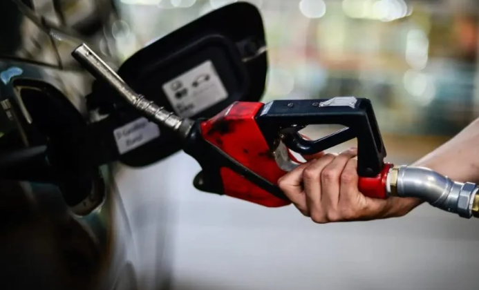 Preço da gasolina sobe nos postos apesar de corte de valor nas refinarias, diz ANP
