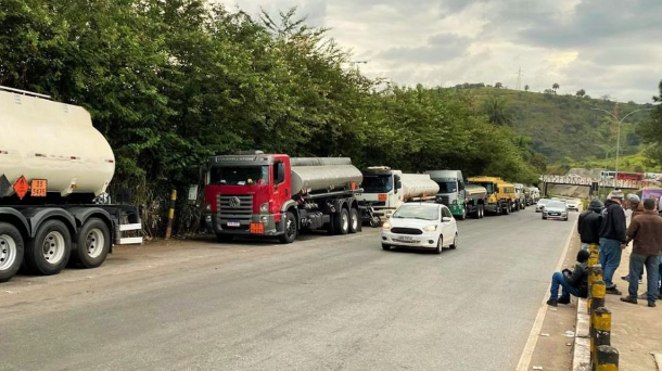 Transportadores de combustíveis entram em greve em MG