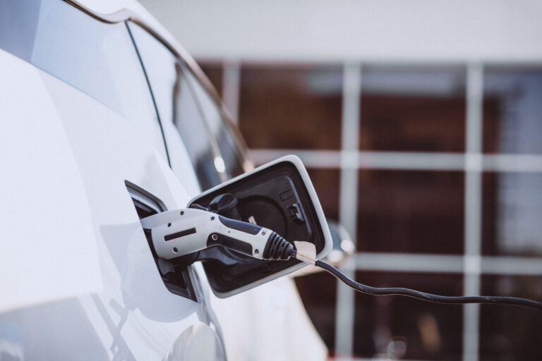 Nova alta no imposto de importação sobre carros elétricos pode impactar transição energética no Brasil