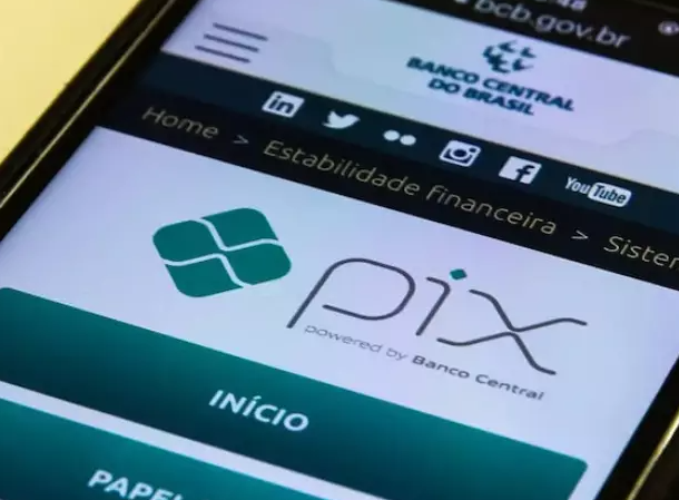 Pix cresce enquanto uso de dinheiro físico encolhe no Brasil