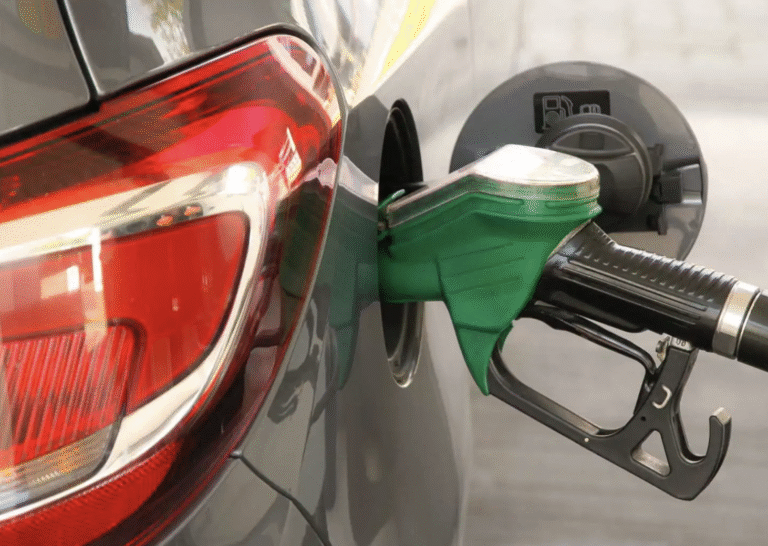 A gasolina barateou com mais etanol? Veja o preço por estado