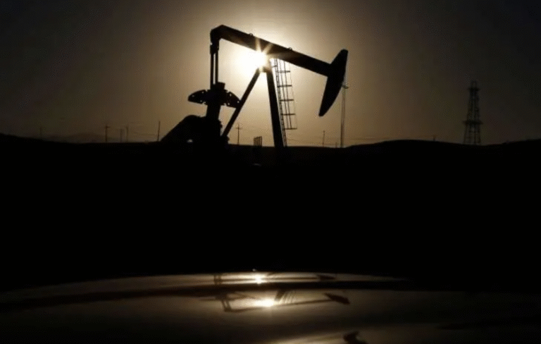 Petróleo fecha em forte alta após declarações de Trump e tensões geopolíticas