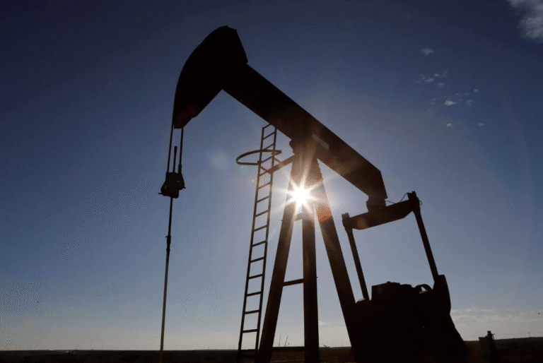 Petróleo desaba 4% e toca mínimas em 5 meses, após Trump ameaçar tarifa à China