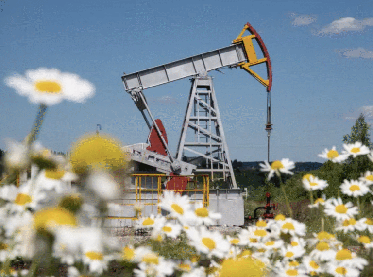 Petróleo fecha em queda com peso de tensões EUA-China e temor de excesso de oferta