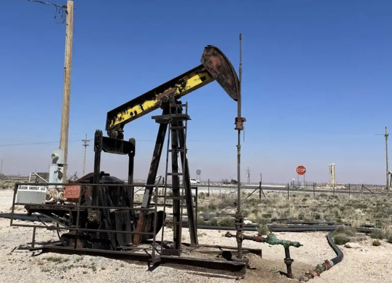 Petróleo fecha dia em alta, mas cai no mês sob temores de aumento na oferta da Opep+