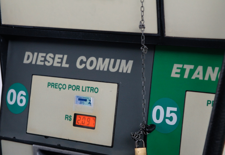 Diesel comum fica mais caro em outubro na comparação com setembro
