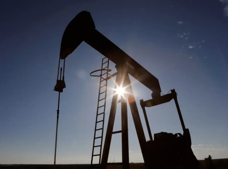 Petróleo sobe 1% com expectativa de corte de juros nos EUA e dúvidas sobre acordo Rússia-Ucrânia