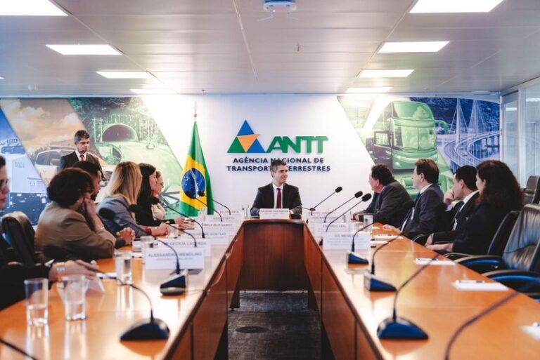 ABTLP oficializa acordo com a ANTT para promover boas práticas e segurança no transporte de produtos perigosos