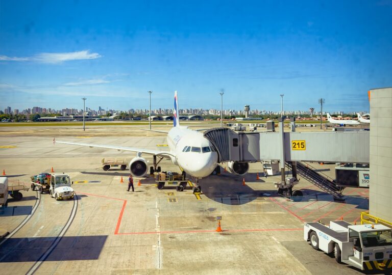 Aéreas terão cobertura de crédito para comprar combustível desde que se comprometam com descarbonização