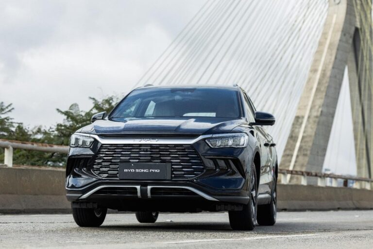 BYD atinge marca histórica de 100 mil veículos  vendidos em 2025 no Brasil