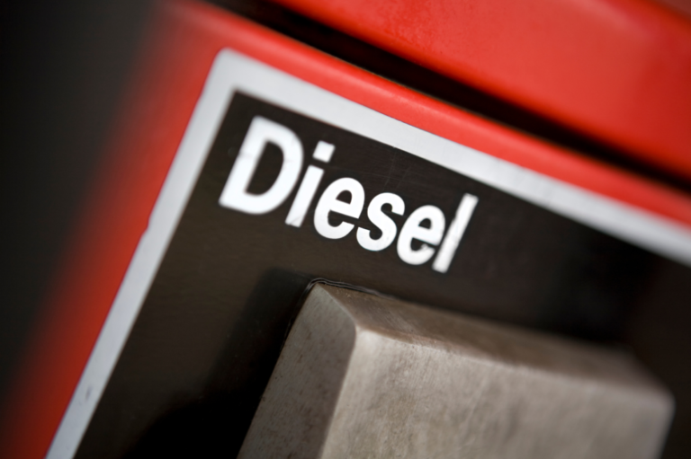 Agência interdita três revendedores por comércio de diesel puro em MS