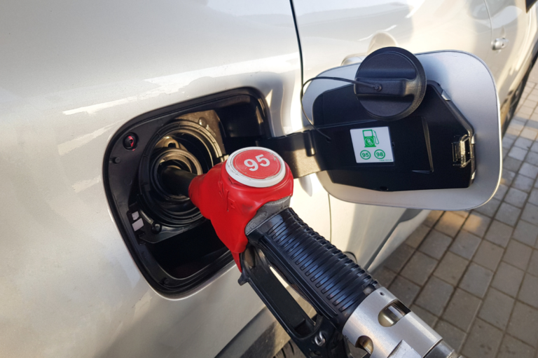 Preço de derivados e custos adicionais interferem no preço final de gasolina