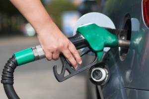 Gasolina cai 16% na refinaria, mas preço sobe 37% nos postos em 3 anos