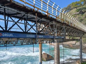 Recuperação de ciclovia no mar no RJ desafia logística