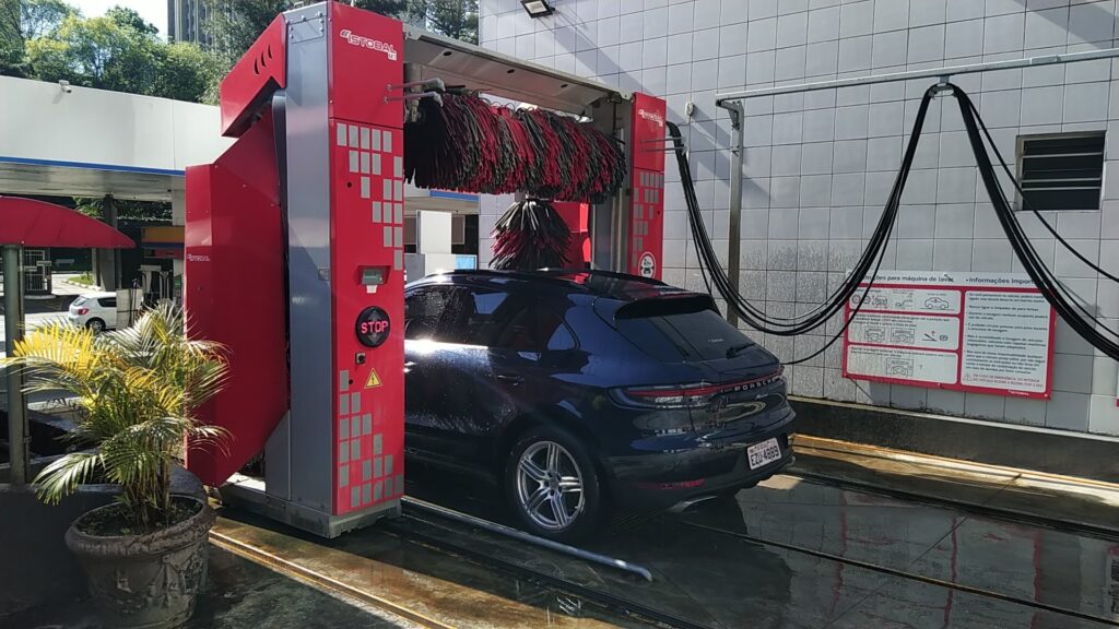 Tecnologia na lavagem de veículos economiza até 80% de água