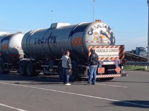 Ipem-SP fiscaliza transporte de produtos perigosos em Porto Feliz