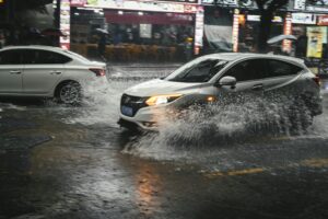 Carro alagado exige atenção redobrada ao sistema elétrico