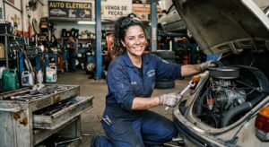 Interesse de mulheres por mecânica básica cresce e amplia busca por autonomia no trânsito