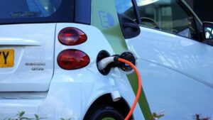 Carro elétrico ou híbrido: qual vale mais a pena para o seu dia a dia?