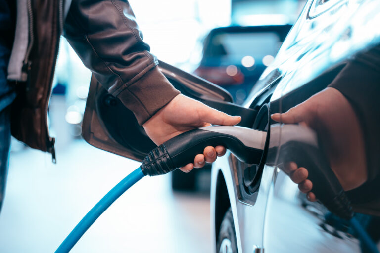 Busca por carros 100% elétricos dispara 48% no início de 2026