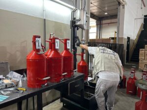 Ipem-SP verifica medidores de combustíveis em fabricante de Cerquilho