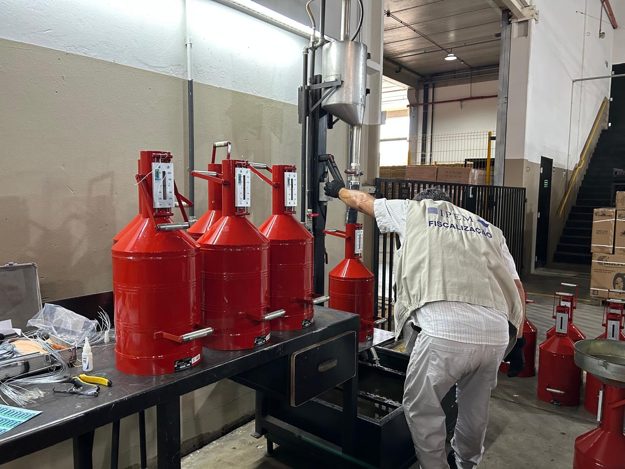 Ipem-SP verifica medidores de combustíveis em fabricante de Cerquilho